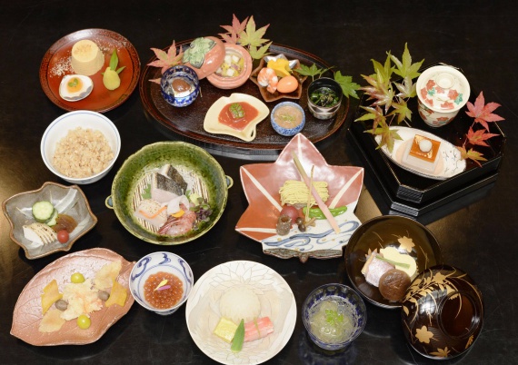 Традиционная сервировка по канонам высокой кухни. Фото из ресторана Yonemura Находящимся в Токийском районе Гинза. 