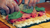 Японская уличная еда: Суши-роллы с тунцом, Тэмпура, Говядина с рисом, Унаги и Тамагояки (Видео)