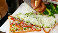 Уличная еда в Индии - Быстрое приготовление сэндвича (Видео)
