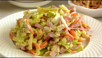Праздничный салат с капустой, мясом и яичными блинчиками - Видео-рецепт