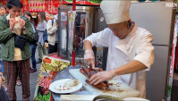 Уличная Еда в Японии - Приготовление утки по-Пекински в Кобе (Видео)