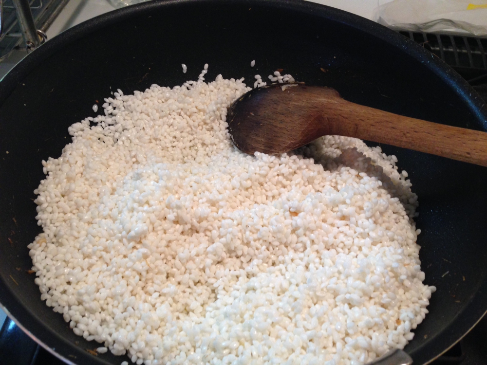 Рис на сковороде простой рецепт. Рис на сковороде рассыпчатый. Рис пассированный. Рис на сковороде рассыпчатый на сливочном. Рис обжаренный на сковороде.
