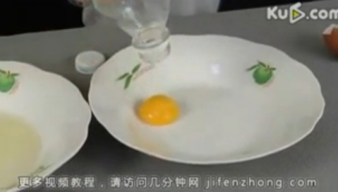 Как извлечь желток яйца используя пустую пластиковую бутылку
