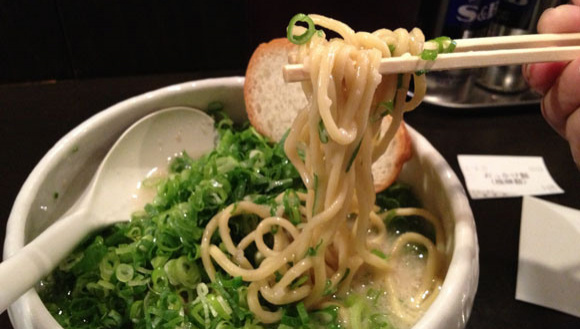 Сколько зеленого лука можно бесплатно положить для рамен в японском ресторане