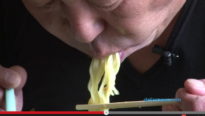 Шеф-повар и владелец ресторана показывает, как по-японски профессионально съесть миску супа-рамен.