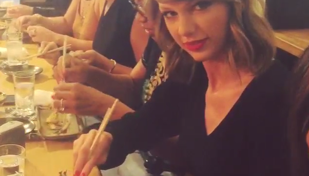 Знаменитая певица Тейлор Свифт пытается есть палочками раскаленные креветки!