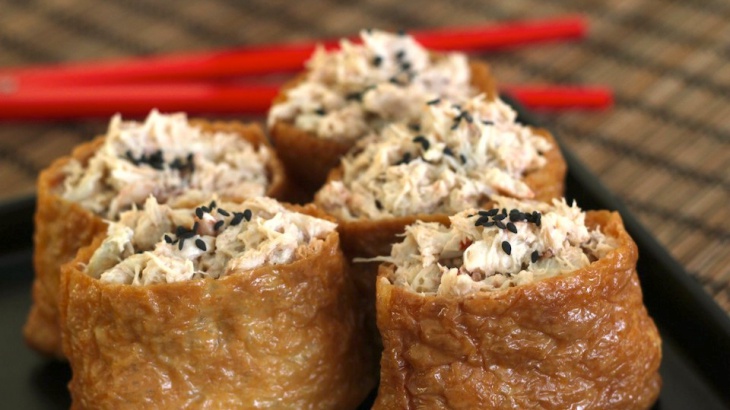 Инаридзуси - жареные мешочки тофу с рисом и мясом краба