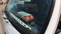 В жару японец готовит обед на приборной доске автомобиля