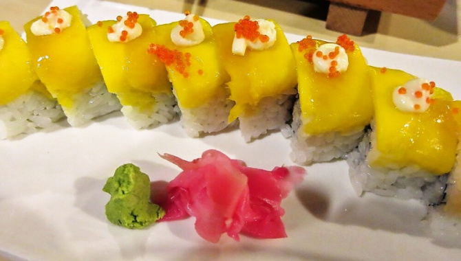 “ Угорь Манго Rolls” в японском ресторане на Филлипинах