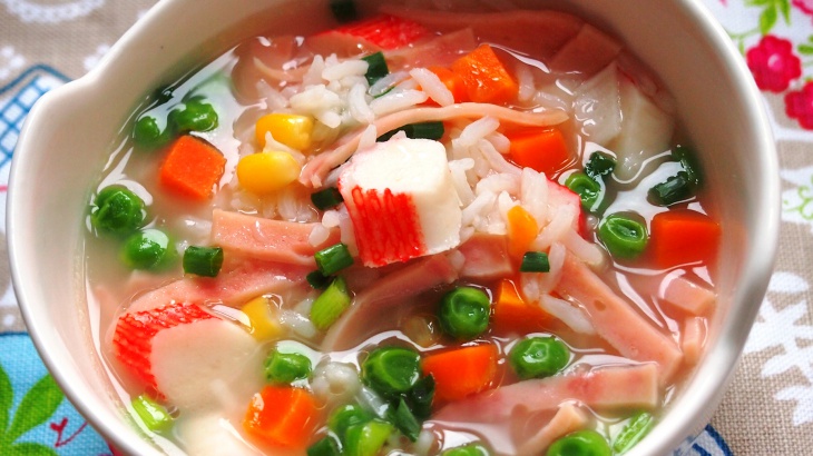 Рисовый суп с ветчиной и крабовыми палочками - пошаговый рецепт