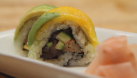 Жёлто - зеленый ролл. Как сделать суши. Японская кухня.