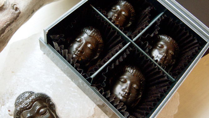 Киотские кондитеры выпускают наборы шоколада в виде головы Будды