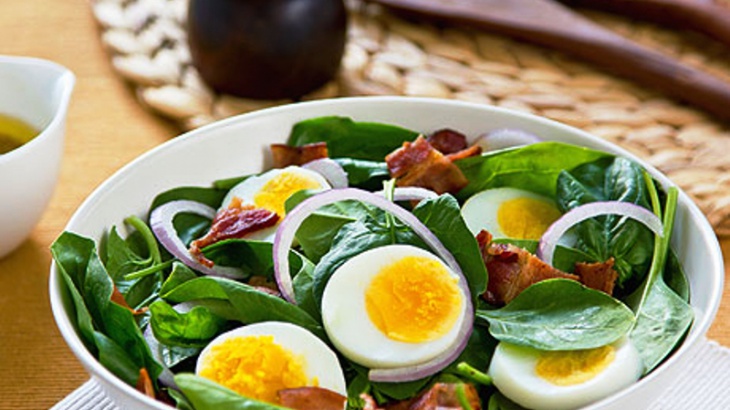Салат с вареными яйцами и зеленым луком