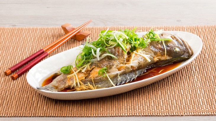 Рыба с имбирем и луком, приготовленная на пару - пошаговый рецепт
