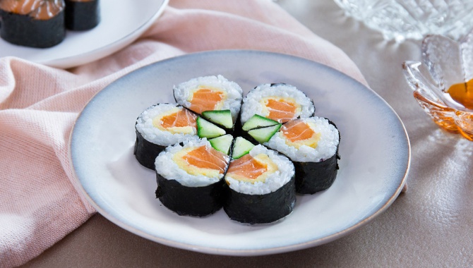 Суши роллы с лососем и огурцом в виде цветка - пошаговый рецепт