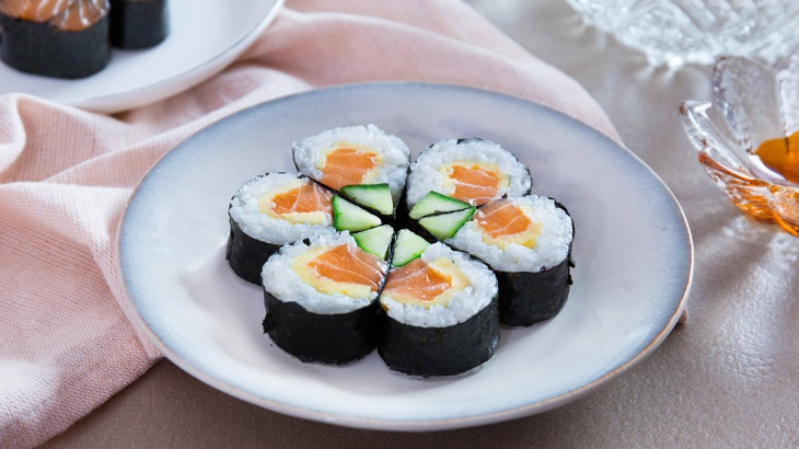 Суши роллы с лососем и огурцом в виде цветка - пошаговый рецепт