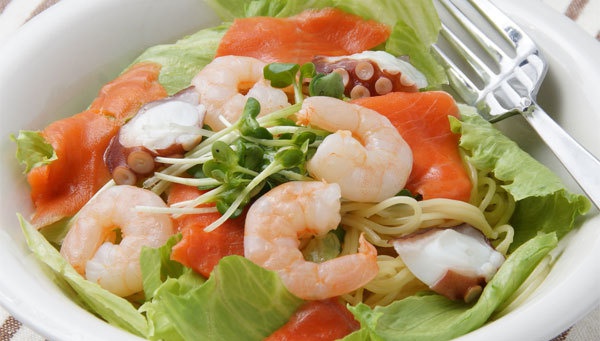 Салат с морепродуктами и лапшой - Рецепт