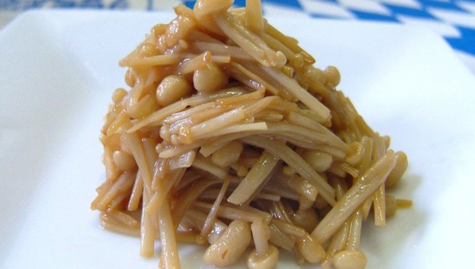 Жареные грибы эноки с маслом и соевым соусом - Рецепт