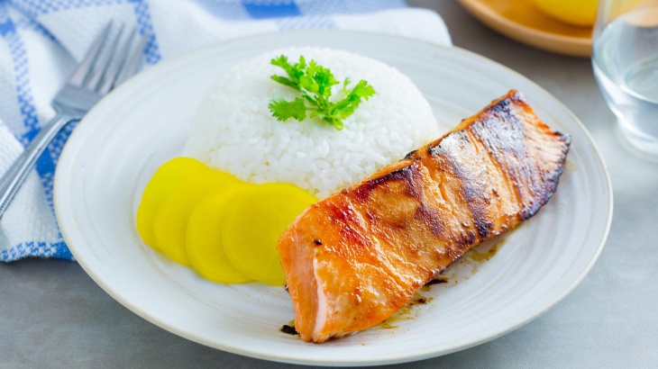 Жареный лосось с пастой мисо и сио кодзи - пошаговый рецепт