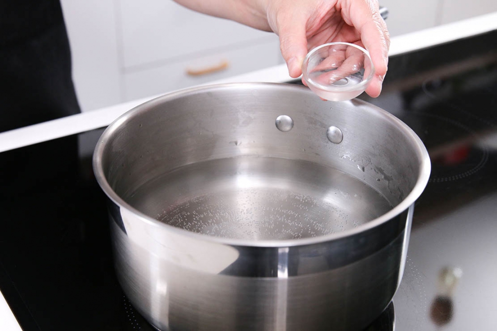 Можно ли варить салаты с использованием уксуса в алюминиевых кастрюлях