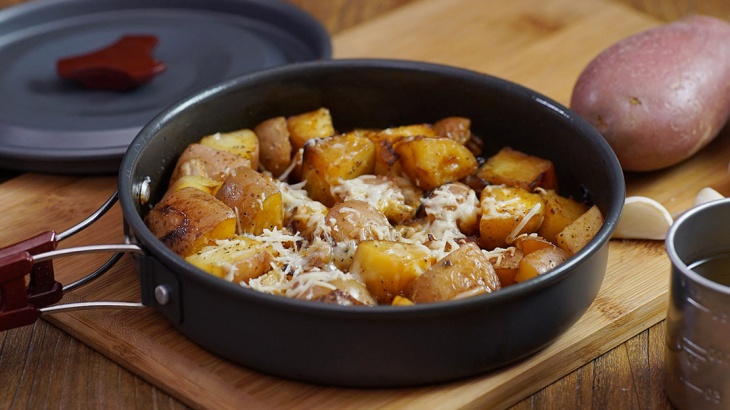 Жареный картофель с приправами и сыром - пошаговый рецепт