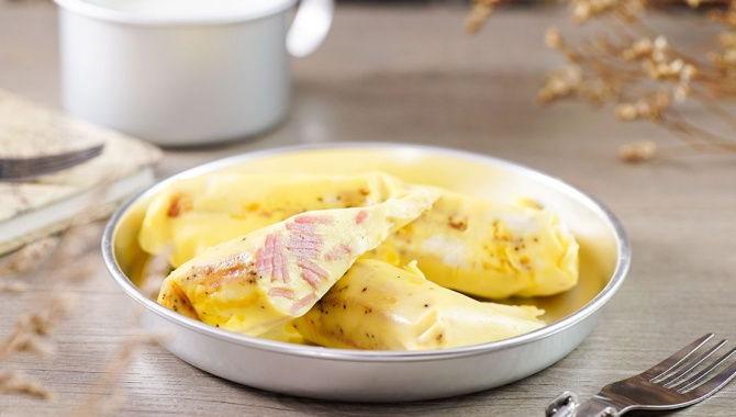 Яичный омлет с сыром и ветчиной - пошаговый рецепт