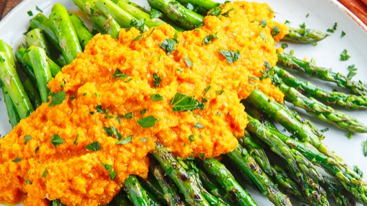 Жареная спаржа с морковно-имбирной заправкой - Рецепт