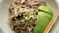 Салат с лапшой соба, редькой дайкон и грибами шиитаке - рецепт