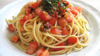 Спагетти с умэбоси, помидором и листьями шисо - рецепт