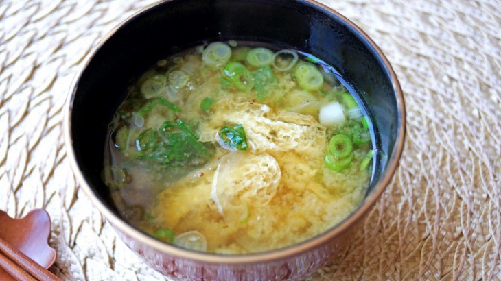 Мисо-суп с луком и абураагэ - Рецепт