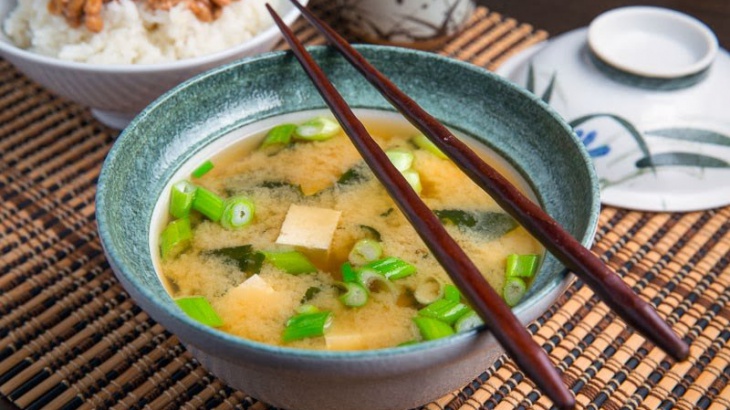 Мисо-суп с тофу и вакамэ - Рецепт