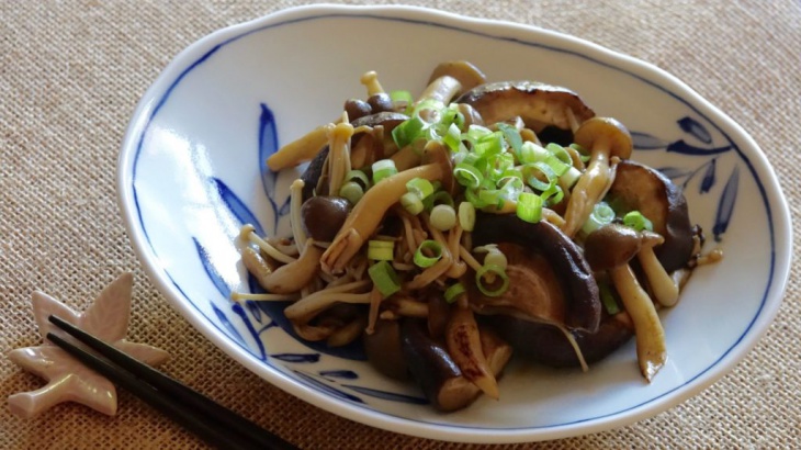 Жареные грибы со сливочным соевым соусом - Видео-рецепт