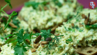 Яичный салат с черемшой и копчёной рыбой - Рецепт