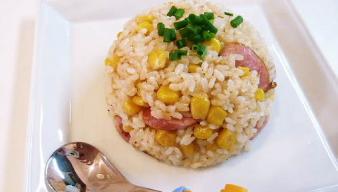 Жаренный рис с сосисками и кукурузой