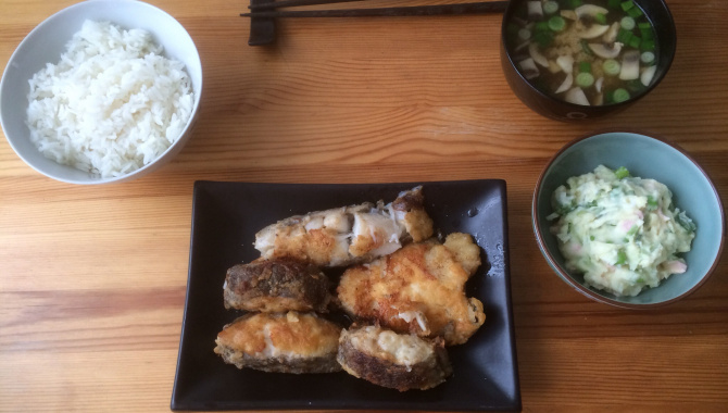 Японский обед с жареным палтусом, мисо супом и картофельным салатом
