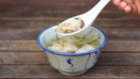 Суп с рыбными шариками и салатом - пошаговый рецепт