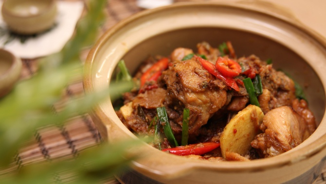 Жареная курица с крабовым мясом и имбирём, приготовленные в глиняном горшке - пошаговый рецепт