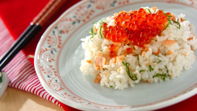 Суши с лососем и красной икрой - пошаговый рецепт