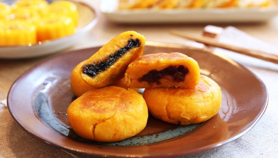 Пирожки с красными бобами и чёрным кунжутом - пошаговый рецепт