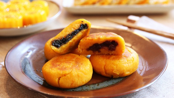Пирожки с красными бобами и чёрным кунжутом - пошаговый рецепт