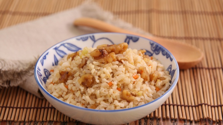 Коричневый рис с грецкими орехами - пошаговый рецепт