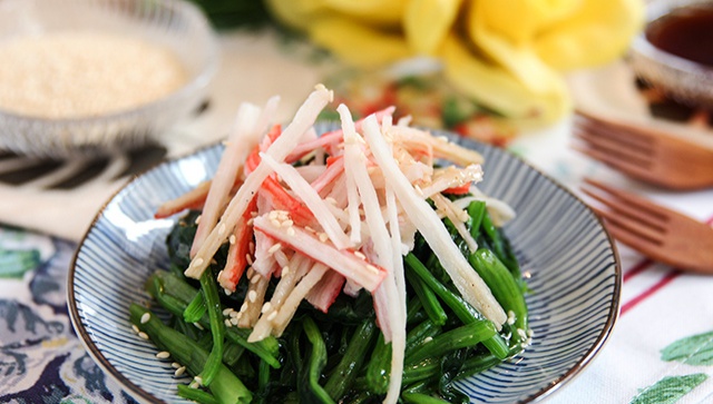 Салат с крабовыми палочками и шпинатом - пошаговый рецепт