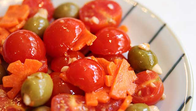 Оливки с помидорами - пошаговый рецепт