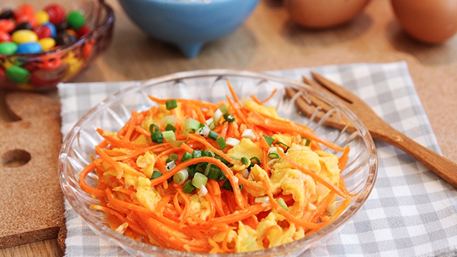 Жареное яйцо с морковью - пошаговый рецепт