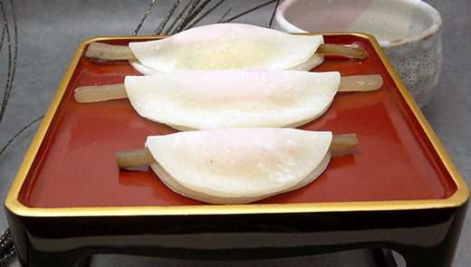 Ханабира Моти – мягкие рисовые лепёшки с палочкой гобо и начинкой из пасты мисо