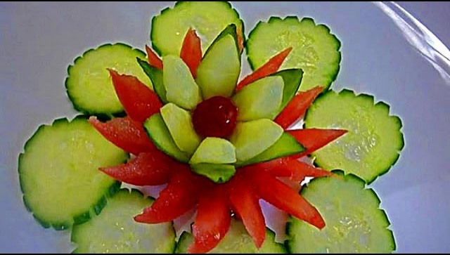 Украшение блюд - цветок из огурца