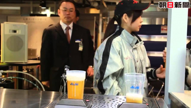 Японцы наливают пиво через дно стакана
