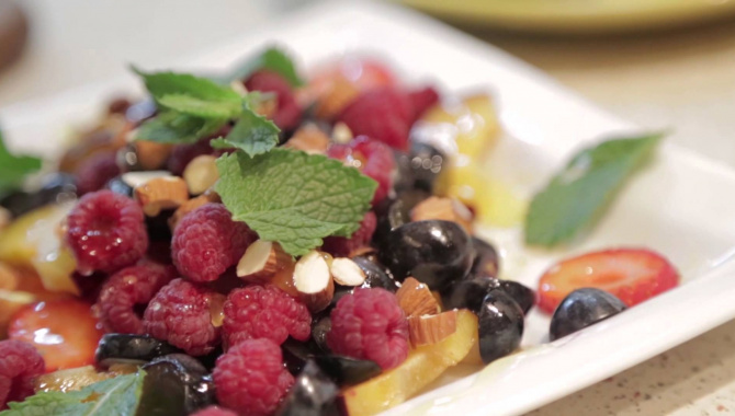 Рецепт - Салат с ягодами и фруктами, вкусный фруктовый салат [Simple Food - видео рецепты]