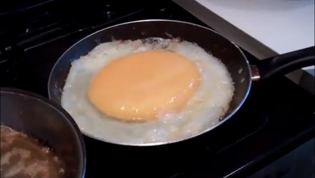 Как пожарить крупнейшее в мире яйцо!