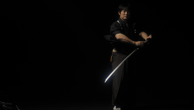 Японский самурай режет мечом креветки на скорости 150 км.в час